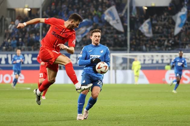12 12 2024, xtvx, Football UEFA Europa League, TSG 1899 Hoffenheim FCSB Bucharest emspor, v l duel, duel, tackle, compete Mihai Popescu FC Steaua Bucharest Jacob Bruun Larsen TSG 1899 Hoffenheim DFL DFB REGULATIONS PROHIBIT ANY USE OF PHOTOGRAPHS as IMAGE SEQUENCES and or QUASI VIDEO Sinsheim