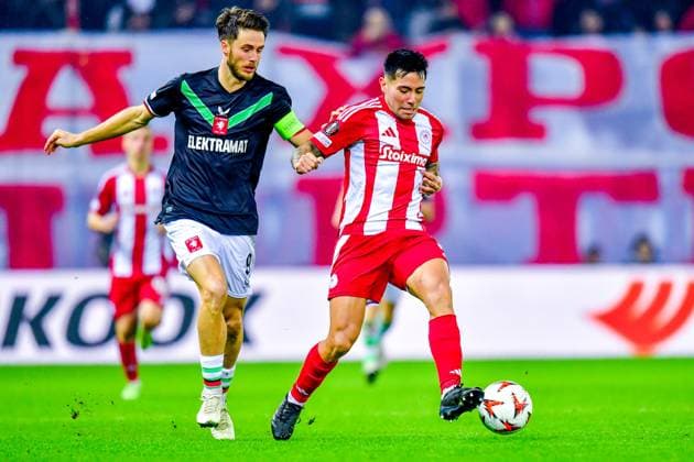 Athens, Georgios Karaiskakis Stadium , 12-12-2024 , season 2024 2025, Europa League during the match Olympiacos - Twente , Olympiacos player Francisco Ortega and FC Twente player Ricky van Wolfswinkel Olympiacos - Twente  x27000152x Copyright: