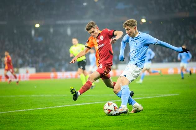 MALMÖ, SWEDEN 20241212 Galatasarays Elias Jelert left and Malmös Hugo Bolin in action during the UEFA Europa League soccer match between Malmo FF and Galatasaray SK at Malmo New Stadium in Malmo, Sweden, on Dec 12, 2024 MALMÖ SWEDEN x10600x  Copyright: xAndreasxHillergren TTx SOCCER EUROPA LEAGUE MALMO-GALATASARAY