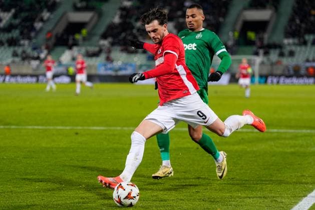 2024-12-12 Ludogorets v AZ Alkmaar - UEFA Europa League 2024 25 League Phase MD6 RAZGRAD, BULGARIA - DECEMBER 12: Troy Parrott of AZ runs with the ball, Olivier Verdon of Ludogorets chases during a UEFA Europa League 2024 25 League Phase MD6 match between Ludogorets and AZ Alkmaar at Huvepharma Arena on December 12, 2024 in Razgrad, Bulgaria. Razgrad Huvepharma Arena Bulgaria Content not available for redistribution in The Netherlands directly or indirectly through any third parties. Copyright: xEdxvanxdexPolx