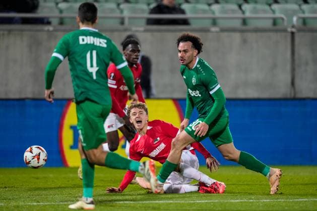 2024-12-12 Ludogorets v AZ Alkmaar - UEFA Europa League 2024 25 League Phase MD6 RAZGRAD, BULGARIA - DECEMBER 12: Sven Mijnans of AZ and Pedro Naressi of Ludogorets battle for possession during a UEFA Europa League 2024 25 League Phase MD6 match between Ludogorets and AZ Alkmaar at Huvepharma Arena on December 12, 2024 in Razgrad, Bulgaria. Razgrad Huvepharma Arena Bulgaria Content not available for redistribution in The Netherlands directly or indirectly through any third parties. Copyright: xEdxvanxdexPolx