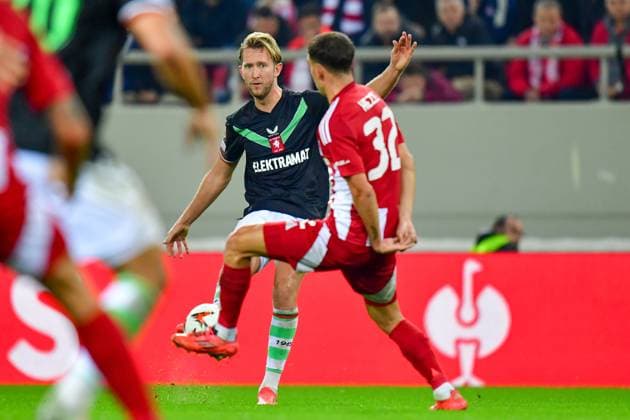 Athens, Georgios Karaiskakis Stadium , 12-12-2024 , season 2024 2025, Europa League during the match Olympiacos - Twente , FC Twente player Michel Vlap and Olympiacos player Santiago Hezze Olympiacos - Twente  x27000692x Copyright: