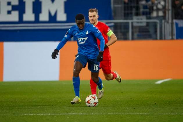 Diadie Samassekou TSG Hoffenheim, 18 and Darius Olaru FCSB Bucharest, 27 in running duel , Soccer, UEFA Europa League, Matchday 6, 2024 2025, TSG Hoffenheim vs FCSB Bucharest, 12 12 2024, Rhein Neckar Arena, Sinsheim, Germany Sinsheim Rhein Neckar Arena Baden Württemberg Germany Copyright: xGrantxHubbsx