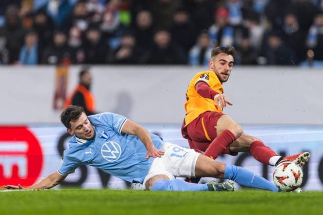 241212 Colin Rösler of Malmö FF and Yunus Akgun of Galatasaray during the UEFA Europa League football match between Malmö FF and Galatasaray on December 12, 2024 in Malmö Photo Jonas Ljungdahl BILDBYRAN COP 144 PA0940 fotboll football soccer fotball uefa europa league europa league malmö ff galatasaray bbeng  Copyright: JONASxLJUNGDAHL BB241212JO018