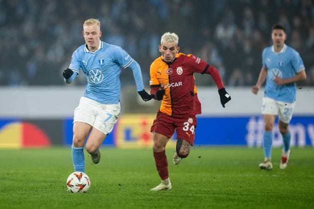 241212 Otto Rosengren of Malmö FF and Lucas Torreira of Galatasaray during the UEFA Europa League football match between Malmö FF and Galatasaray on December 12, 2024 in Malmö Photo Petter Arvidson BILDBYRAN kod PA PA0940 fotboll football soccer fotball uefa europa league europa league malmö ff galatasaray bbeng  Copyright: PETTERxARVIDSON BB241212PA127