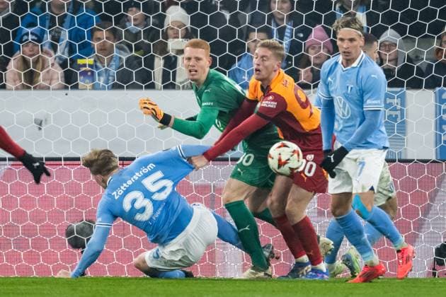 241212 Nils Zätterström, goalkeeper Joakim Persson and Jens Stryger Larsen of Malmö FF compete for the ball with Metehan Baltaci of Galatasaray during the UEFA Europa League football match between Malmö FF and Galatasaray on December 12, 2024 in Malmö Photo Petter Arvidson BILDBYRAN kod PA PA0940 fotboll football soccer fotball uefa europa league europa league malmö ff galatasaray bbeng  Copyright: PETTERxARVIDSON BB241212PA124
