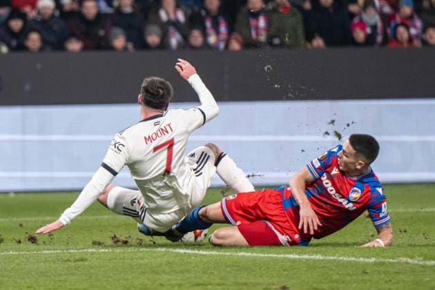 Mason Mount in a battle with Svetozar Markovic during UEFA Europa league match, Viktoria Pilsen - Manchester United, ManU , 12. november 2024, Doosan Arena, Pilsen, Czech republic Copyright: xMICHALxFAJT,ZOSPORTU.SKx FAJ_7778