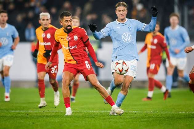 MALMÖ, SWEDEN 20241212 Galatasarays Kerem Demirbay left and Malmos Sergio Pena during the UEFA Europa League soccer match between Malmo FF and Galatasaray SK at Malmo New Stadium in Malmo, Sweden, on Dec 12, 2024 MALMÖ SWEDEN x10600x  Copyright: xAndreasxHillergren TTx SOCCER EUROPA LEAGUE MALMO-GALATASARAY