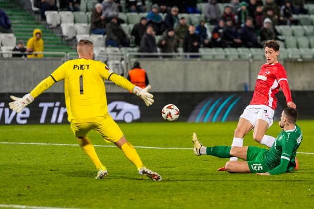 2024-12-12 Ludogorets v AZ Alkmaar - UEFA Europa League 2024 25 League Phase MD6 RAZGRAD, BULGARIA - DECEMBER 12: dRuben Van Bommel of AZ takes a shot, Edvin Kurtulus of Ludogorets tries to block and Goalkeeper Sergio Padt of Ludogorets tries to makes a save during a UEFA Europa League 2024 25 League Phase MD6 match between Ludogorets and AZ Alkmaar at Huvepharma Arena on December 12, 2024 in Razgrad, Bulgaria. Razgrad Huvepharma Arena Bulgaria Content not available for redistribution in The Netherlands directly or indirectly through any third parties. Copyright: xEdxvanxdexPolx