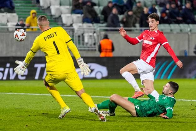 2024-12-12 Ludogorets v AZ Alkmaar - UEFA Europa League 2024 25 League Phase MD6 RAZGRAD, BULGARIA - DECEMBER 12: dRuben Van Bommel of AZ takes a shot, Edvin Kurtulus of Ludogorets tries to block and Goalkeeper Sergio Padt of Ludogorets tries to makes a save during a UEFA Europa League 2024 25 League Phase MD6 match between Ludogorets and AZ Alkmaar at Huvepharma Arena on December 12, 2024 in Razgrad, Bulgaria. Razgrad Huvepharma Arena Bulgaria Content not available for redistribution in The Netherlands directly or indirectly through any third parties. Copyright: xEdxvanxdexPolx