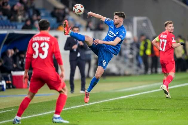 Anton Stach Hoffenheim, 16 , on the ball, cropped, full body, single image, single photo, action, action, 12 12 2024, Sinsheim Germany , Football, UEFA Europa League, group stage, TSG 1899 Hoffenheim FCSB Bucharest, REGULATIONS PROHIBIT ANY USE OF PHOTOGRAPHS AS IMAGE SEQUENCES AND OR QUASI VIDEO xozx