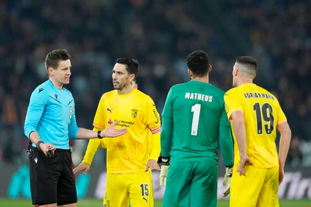 AS Roma v Sporting Braga - UEFA Europa League 2024 25 League Phase MD6 Referee Daniel Siebert talks to Paulo Oliveira of Sporting Braga during the UEFA Europa League 2024 25 League Phase MD6 match between AS Roma and Sporting Braga at Stadio Olimpico on December 12, 2024 in Rome, Italy. Rome Stadio Olimpico Rome Italy Copyright: xGiuseppexMaffiax _BRU0657