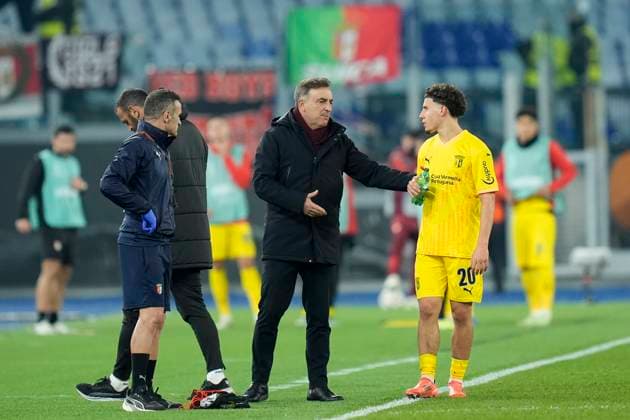 AS Roma v Sporting Braga - UEFA Europa League 2024 25 League Phase MD6 Carlos Carvalhal head coach of Sporting Braga talks to Ismael Gharbi of Sporting Braga during the UEFA Europa League 2024 25 League Phase MD6 match between AS Roma and Sporting Braga at Stadio Olimpico on December 12, 2024 in Rome, Italy. Rome Stadio Olimpico Rome Italy Copyright: xGiuseppexMaffiax _BRU0782