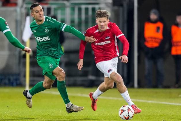 2024-12-12 Ludogorets v AZ Alkmaar - UEFA Europa League 2024 25 League Phase MD6 RAZGRAD, BULGARIA - DECEMBER 12: Ivaylo Chochev of Ludogorets and David Moller Wolfe of AZ battle for possession during a UEFA Europa League 2024 25 League Phase MD6 match between Ludogorets and AZ Alkmaar at Huvepharma Arena on December 12, 2024 in Razgrad, Bulgaria. Razgrad Huvepharma Arena Bulgaria Content not available for redistribution in The Netherlands directly or indirectly through any third parties. Copyright: xEdxvanxdexPolx
