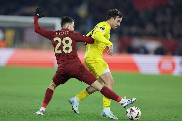 Bragaâ??s Portuguese midfielder Andre Horta challenges for the ball with Romaâ??s French midfielder Enzo Le Fee during UEFA Europa League phase match day 6 match between AS Roma vs Sporting Braga at Olimpico stadium on December 12, 2024 in Rome, Italy.  Copyright: xAntonioxBalasco IPAxSportx xipa-agency.netx xx IPA_52347420 IPA_Agency_IPA52347420