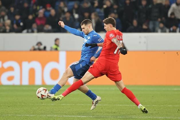 12 12 2024, xtvx, Football UEFA Europa League, TSG 1899 Hoffenheim FCSB Bucharest emspor, v l Zweikampf, Duell, duel, tackle, compete David Jurasek TSG 1899 Hoffenheim David Miculescu FC Steaua Bukarest DFL DFB REGULATIONS PROHIBIT ANY USE OF PHOTOGRAPHS as IMAGE SEQUENCES and or QUASI VIDEO Sinsheim