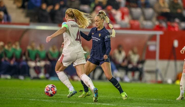 GER, Munich, FC Bayern Munich vs Juventus Turin, WomenÂs Champions League, Football, UEFA, Season 2024 2025, FC Bayern Campus, Matchday 5, pictured from l Glodis Viggosdottir FC Bayern Munich Women 4 , Alisha Lehmann Juventus Turin 7 DFB DFL REGULATIONS PROHIBIT ANY USE OF PHOTOGRAPHS AS IMAGE SEQUENCES AND OR QUASI VIDEO, 02 12 2024, Copyright: HMBxMedia HendrikxHamelau