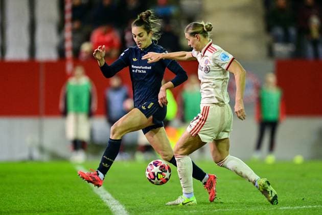 v li Martina LENZINI Juventus Turin, 71 Klara BÜHL Buehl, FC Bayern Munich, FCB, 17 in duel, duel, tackle, dynamic, action, action, 12 12 2024, Munich Germany , Football, UEFA Womens Champions League, Group C, FC Bayern Munich Juventus Turin xslx