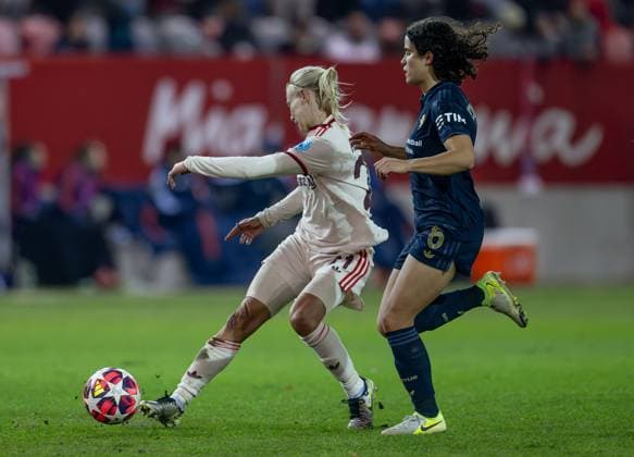 Pernille Harder FC Bayern Muenchen Women, 21 defends against Martina Rosucci Juventus Turin, 8 GER, FC Bayern Muenchen vs Juventus FC, Football, UEFA Womans Champions League, Group C, Matchday 5, 2024 2025 season, 12 12 2024 GER, FC Bayern Muenchen vs Juventus FC, Football, UEFA Womans Champions League, Group C, Matchday 5, 2024 2025 season, 12 12 2024 Muenchen Copyright: xEibner-Pressefoto HeikexFeinerx EP_HFR
