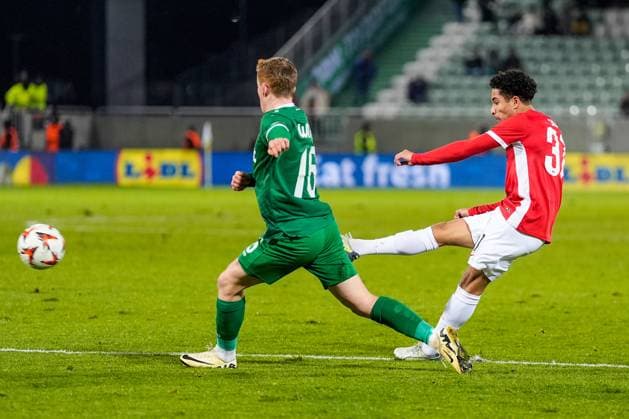 2024-12-12 Ludogorets v AZ Alkmaar - UEFA Europa League 2024 25 League Phase MD6 RAZGRAD, BULGARIA - DECEMBER 12: Ro-Zangelo Daal of AZ takes a shot during a UEFA Europa League 2024 25 League Phase MD6 match between Ludogorets and AZ Alkmaar at Huvepharma Arena on December 12, 2024 in Razgrad, Bulgaria. Razgrad Huvepharma Arena Bulgaria Content not available for redistribution in The Netherlands directly or indirectly through any third parties. Copyright: xEdxvanxdexPolx