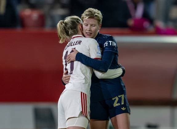Hug from Lea Schueller FC Bayern Muenchen Women, 11 and Paulina Krumbiegel Juventus Turin, 27 after the final whistle of the match GER, FC Bayern Muenchen vs Juventus FC, Football, UEFA Womans Champions League, Group C, Matchday 5, 2024 2025 Season, 12 12 2024 GER, FC Bayern Muenchen vs Juventus FC, Football, UEFA Womans Champions League, Group C, Matchday 5, 2024 2025 Season, 12 12 2024 Muenchen Copyright: xEibner-Pressefoto HeikexFeinerx EP_HFR