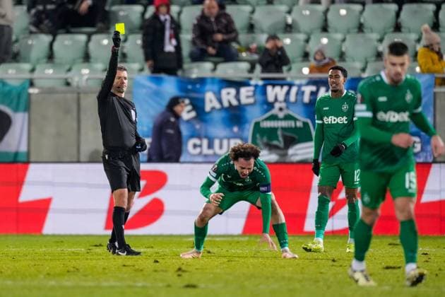 2024-12-12 Ludogorets v AZ Alkmaar - UEFA Europa League 2024 25 League Phase MD6 RAZGRAD, BULGARIA - DECEMBER 12: Referee Kristo Tohver shows a yellow card to Ivaylo Chochev of Ludogorets during a UEFA Europa League 2024 25 League Phase MD6 match between Ludogorets and AZ Alkmaar at Huvepharma Arena on December 12, 2024 in Razgrad, Bulgaria. Razgrad Huvepharma Arena Bulgaria Content not available for redistribution in The Netherlands directly or indirectly through any third parties. Copyright: xEdxvanxdexPolx