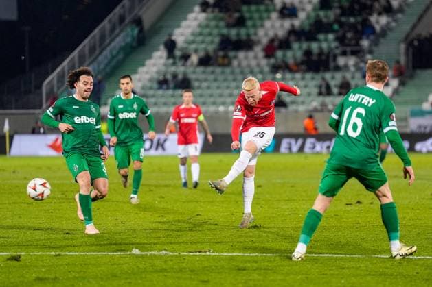 2024-12-12 Ludogorets v AZ Alkmaar - UEFA Europa League 2024 25 League Phase MD6 RAZGRAD, BULGARIA - DECEMBER 12: Mexx Meerdink of AZ takes a shot during a UEFA Europa League 2024 25 League Phase MD6 match between Ludogorets and AZ Alkmaar at Huvepharma Arena on December 12, 2024 in Razgrad, Bulgaria. Razgrad Huvepharma Arena Bulgaria Content not available for redistribution in The Netherlands directly or indirectly through any third parties. Copyright: xEdxvanxdexPolx