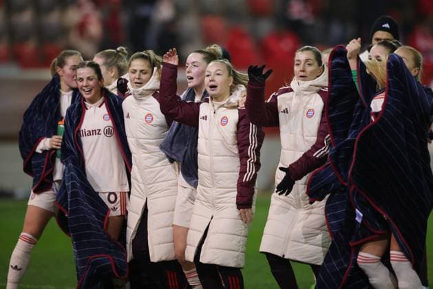 GER, Munich, FC Bayern Munich vs Juventus Turin, WomenÂs Champions League, Football, UEFA, Season 2024 2025, FC Bayern Campus, Matchday 5, in the picture FC Bayern Munich women cheering with the fans after the match DFB DFL REGULATIONS PROHIBIT ANY USE OF PHOTOGRAPHS AS IMAGE SEQUENCES AND OR QUASI VIDEO, 02 12 2024, Copyright: HMBxMedia HendrikxHamelau