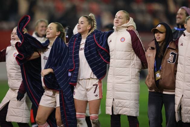 GER, Munich, FC Bayern Munich vs Juventus Turin, WomenÂs Champions League, Football, UEFA, Season 2024 2025, FC Bayern Campus, Matchday 5, in the picture FC Bayern Munich women cheering with the fans after the match DFB DFL REGULATIONS PROHIBIT ANY USE OF PHOTOGRAPHS AS IMAGE SEQUENCES AND OR QUASI VIDEO, 02 12 2024, Copyright: HMBxMedia HendrikxHamelau