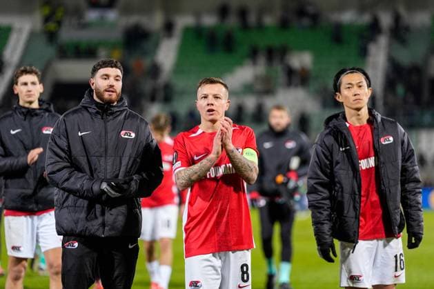 2024-12-12 Ludogorets v AZ Alkmaar - UEFA Europa League 2024 25 League Phase MD6 RAZGRAD, BULGARIA - DECEMBER 12: Goalkeeper Jeroen Zoet of AZ, Jordy Clasie of AZ, and Seiya Maikuma of AZ thanking fans for their support during a UEFA Europa League 2024 25 League Phase MD6 match between Ludogorets and AZ Alkmaar at Huvepharma Arena on December 12, 2024 in Razgrad, Bulgaria. Razgrad Huvepharma Arena Bulgaria Content not available for redistribution in The Netherlands directly or indirectly through any third parties. Copyright: xEdxvanxdexPolx