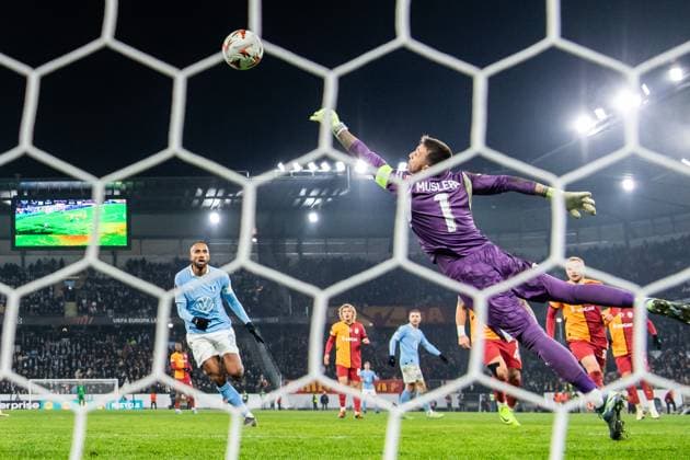 241212 Isaac Kiese Thelin of Malmö FF looks on as goalkeeper Fernando Muslera of Galatasaray let in the 2 2 goal by Sergio Pena of Malmö FF not pictured during the UEFA Europa League football match between Malmö FF and Galatasaray on December 12, 2024 in Malmö Photo Petter Arvidson BILDBYRAN kod PA PA0940 fotboll football soccer fotball uefa europa league europa league malmö ff galatasaray bbeng  Copyright: PETTERxARVIDSON BB241212PA171