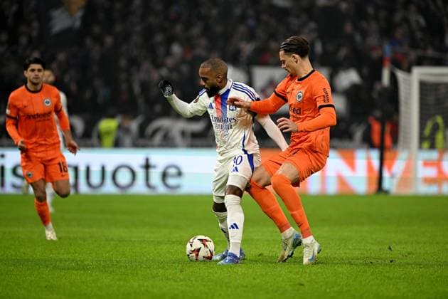 12 12 2024, xjhx, Football UEFA Europa League, Olympique Lyon Eintracht Frankfurt emspor, v l Alexandre Lacazette Olympique Lyon Robin Koch Eintracht Frankfurt Zweikampf, action, action, battle for the ball DFL DFB REGULATIONS PROHIBIT ANY USE OF PHOTOGRAPHS as IMAGE SEQUENCES and or QUASI VIDEO Lyon