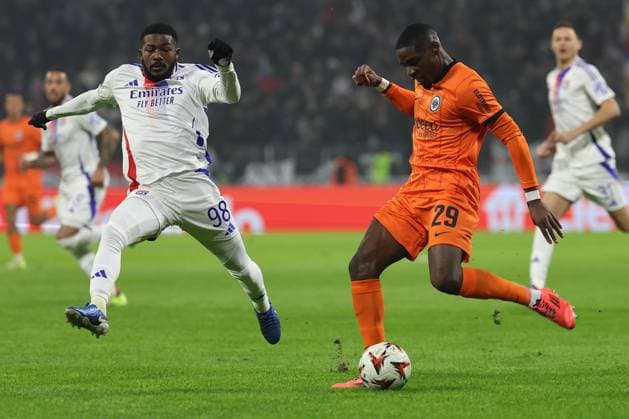2024 12 12 6 Matchday UEFA Europa League Olympique Lyonnais Eintracht Frankfurt v l , Ainsley Maitland Niles Olympique Lyonnais , Niels Nkounkou Eintracht Frankfurt Zweikampf, Action, Aktion, Battles for the Ball DFL REGULATIONS PROHIBIT ANY USE OF PHOTOGRAPHS AS IMAGE SEQUENCES AND OR QUASI VIDEO Copyright: JoaquimxFerreira
