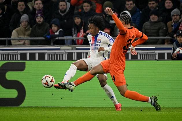 12 12 2024, xjhx, Football UEFA Europa League, Olympique Lyon Eintracht Frankfurt emspor, v l Malick Fofana Olympique Lyon Robin Koch Eintracht Frankfurt Zweikampf, Aktion, action, battle for the ball DFL DFB REGULATIONS PROHIBIT ANY USE OF PHOTOGRAPHS as IMAGE SEQUENCES and or QUASI VIDEO Lyon