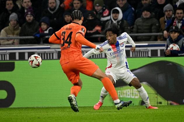 12 12 2024, xjhx, Football UEFA Europa League, Olympique Lyon Eintracht Frankfurt emspor, v l Malick Fofana Olympique Lyon Robin Koch Eintracht Frankfurt Zweikampf, Aktion, action, battle for the ball DFL DFB REGULATIONS PROHIBIT ANY USE OF PHOTOGRAPHS as IMAGE SEQUENCES and or QUASI VIDEO Lyon