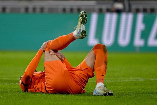 12 12 2024, xjhx, Football UEFA Europa League, Olympique Lyon Eintracht Frankfurt emspor, v l Robin Koch Eintracht Frankfurt with pain DFL DFB REGULATIONS PROHIBIT ANY USE OF PHOTOGRAPHS as IMAGE SEQUENCES and or QUASI VIDEO Lyon