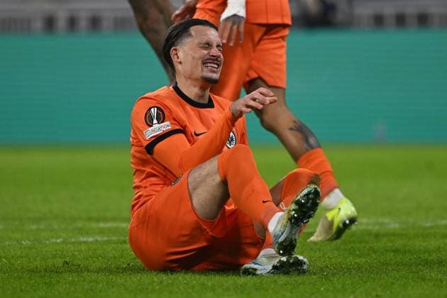 12 12 2024, xjhx, Football UEFA Europa League, Olympique Lyon Eintracht Frankfurt emspor, v l Robin Koch Eintracht Frankfurt with pain DFL DFB REGULATIONS PROHIBIT ANY USE OF PHOTOGRAPHS as IMAGE SEQUENCES and or QUASI VIDEO Lyon