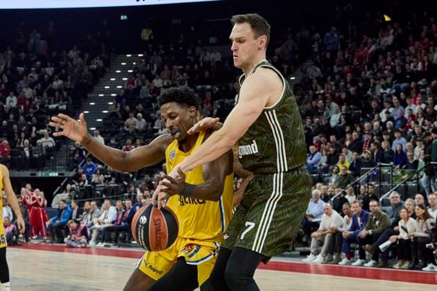 EuroLeague Basketball, FC Bayern Munich Basketball vs Maccabi Playtika Tel Aviv, Munich FC Bayern Basketball, Tel Aviv Maccabi Playtika, 2024 12 12 in Munich SAP Garden HOARD JAYLEN Maccabi Playtika Tel Aviv MTA01F , VOIGTMANN Johannes FC Bayern Basketball FCBB07C sportworld Munich SAP Garden Bayern Germany