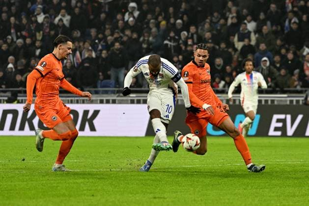 12 12 2024, xjhx, Football UEFA Europa League, Olympique Lyon Eintracht Frankfurt emspor, v l Torchance Robin Koch Eintracht Frankfurt Alexandre Lacazette Olympique Lyon Nnamdi Collins Eintracht Frankfurt Zweikampf, Aktion, action, battle for the ball DFL DFB REGULATIONS PROHIBIT ANY USE OF PHOTOGRAPHS as IMAGE SEQUENCES and or QUASI VIDEO Lyon