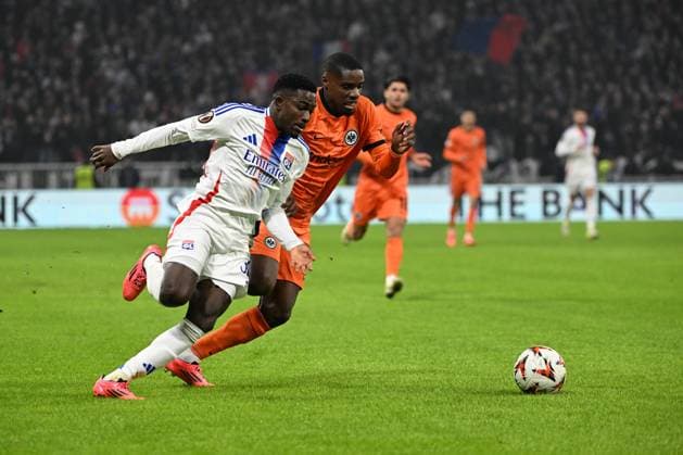 12 12 2024, xjhx, Football UEFA Europa League, Olympique Lyon Eintracht Frankfurt emspor, v l Foul by Niels Nkounkou Eintracht Frankfurt on Ernest Nuamah Olympique Lyon Zweikampf, Aktion, action, battle for the ball Zweikampf, Aktion, action, battle for the ball DFL DFB REGULATIONS PROHIBIT ANY USE OF PHOTOGRAPHS as IMAGE SEQUENCES and or QUASI VIDEO Lyon