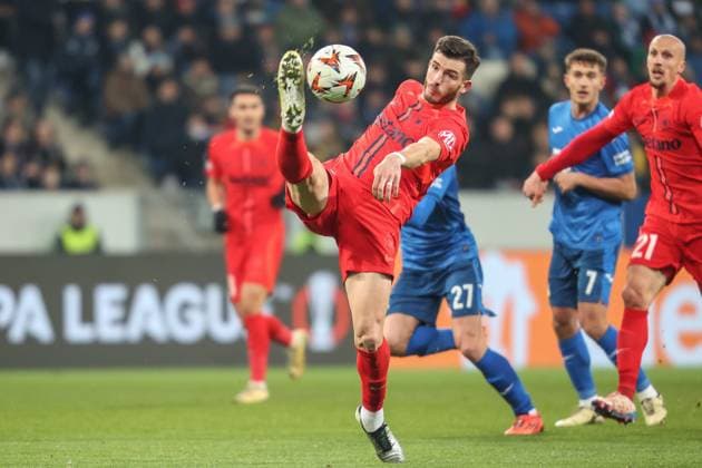 Successful defense by Mihai Popescu FCSB Bucharest, 17 , TSG 1899 Hoffenheim vs FCSB Bucharest, Football, UEFA Europa League, Matchday 6, 2024 2025, 12 12 2024, TSG 1899 Hoffenheim vs FCSB Bucharest, Football, UEFA Europa League, Matchday 6, 2024 2025, 12 12 2024 Sinsheim Copyright: xEibner-Pressefoto JanxPrihodax EP_JPA