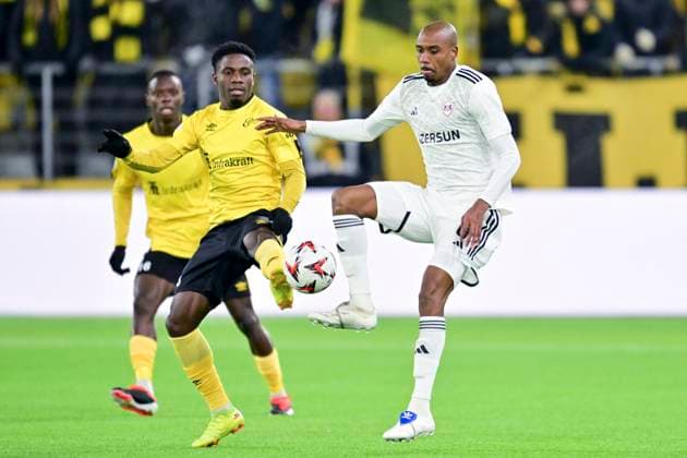 BORAS, SWEDEN 20241212 Elfsborgs Michael Baidoo tv and Qarabags Julio Romao during Thursdays Europe League soccer match between IF Elfsborg and Qarabag FK at Boras arena BORAS SWEDEN x9200x  Copyright: xBjörnxLarssonxRosvall TTx EUROPE LEAGUE ELFSBORG-QARABAG
