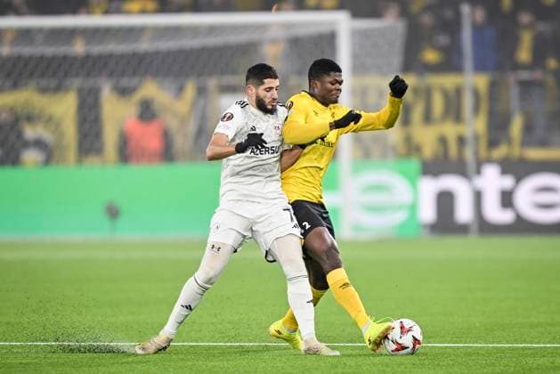 BORAS, SWEDEN 20241212 Qarabags Yassine Benzia tv and Elfsborgs Terry Yegbe during Thursdays Europe League soccer match between IF Elfsborg and Qarabag FK at Boras arena BORAS SWEDEN x9200x  Copyright: xBjörnxLarssonxRosvall TTx EUROPE LEAGUE ELFSBORG-QARABAG