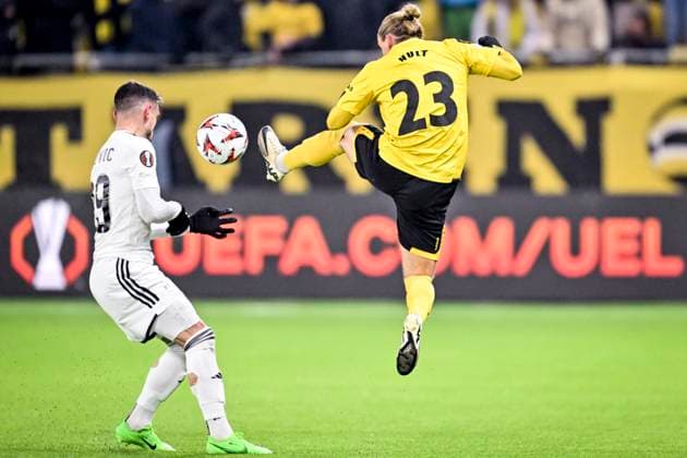 BORAS, SWEDEN 20241212 Qarabags Marko VeÅ¡oviÄ‡ tv and Elfsborgs Niklas Hult during Thursdays Europe League soccer match between IF Elfsborg and Qarabag FK at Boras arena BORAS SWEDEN x9200x  Copyright: xBjörnxLarssonxRosvall TTx EUROPE LEAGUE ELFSBORG-QARABAG