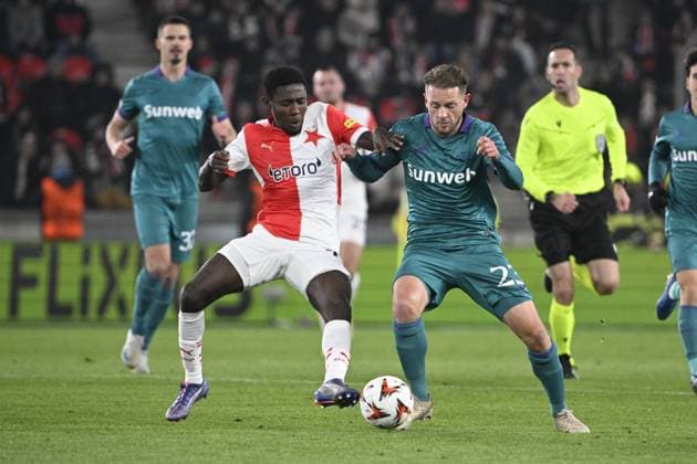 Murphy Dorley of Slavia, left, and Mats Rits of Anderlecht in action during the football Europa League 6th round match Slavia Praha vs Anderlecht in Prague, Czech Republic, December 12, 2024. (CTKxPhoto KaterinaxSulova) CTKPhotoP2024121208222  CTKPhotoP2024121208222
