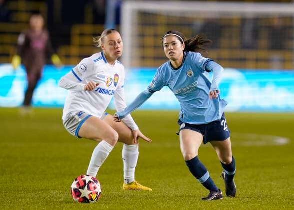 Manchester, England, 12th December 2024. Yui Hasegawa of Manchester City surges forward during the UEFA Womens Champions League match at the Academy Stadium, Manchester. Picture credit should read: Andrew Yates Sportimage EDITORIAL USE ONLY. No use with unauthorised audio, video, data, fixture lists, club league logos or live services. Online in-match use limited to 120 images, no video emulation. No use in betting, games or single club league player publications. SPI-3522-0004