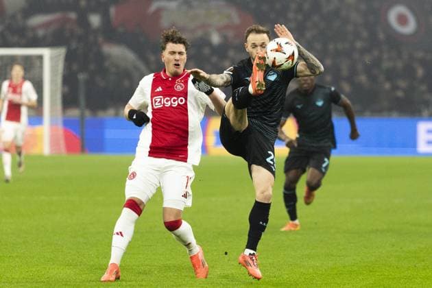 AMSTERDAM - (l-r) Mika Godts of Ajax, Manuel Lazzari of SS Lazio during the UEFA Europa League match between AFC Ajax Amsterdam and SS Lazio Roma at the Johan Cruijff ArenA on Dec. 12, 2024 in Amsterdam, Netherlands. ANP KOEN VAN WEEL UEFA Europa League 2024 25 League Phase MD6 2024 25 xVIxANPxSportx xxANPxIVx 515558332 originalFilename: 515558332.jpg