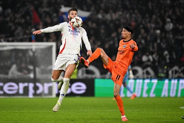 12 12 2024, xjhx, Football UEFA Europa League, Olympique Lyon Eintracht Frankfurt emspor, v l Duje Caleta Car Olympique Lyon Hugo Ekitike Eintracht Frankfurt Zweikampf, action, action, battle for the ball DFL DFB REGULATIONS PROHIBIT ANY USE OF PHOTOGRAPHS as IMAGE SEQUENCES and or QUASI VIDEO Lyon