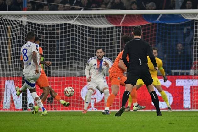 12 12 2024, xjrdrx, football UEFA Europa League, Olympique Lyon Eintracht Frankfurt emspor, v l shot by Corentin Tolisso Olympique Lyon Rayan Cherki Olympique Lyon Torschuetze, scores the goal, Treffer, scores the goal 1 1 Kevin Trapp Eintracht Frankfurt DFL DFB REGULATIONS PROHIBIT ANY USE OF PHOTOGRAPHS as IMAGE SEQUENCES and or QUASI VIDEO Lyon