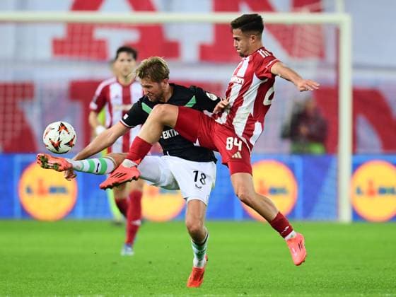 Charalampos Kostoulas of Olympiacos in action against Michel Vlap of Twente during the UEFA Europa League league phase matchday 6 soccer match between Olympiacos and Twente held at Stadium Georgios Karaiskakis in Piraeus, Greece, 12 December 2024. IMAGO ONE INCH PRODUCTIONS PIRAEUS Greece Copyright: xOnexInchxProductionsx 6406622